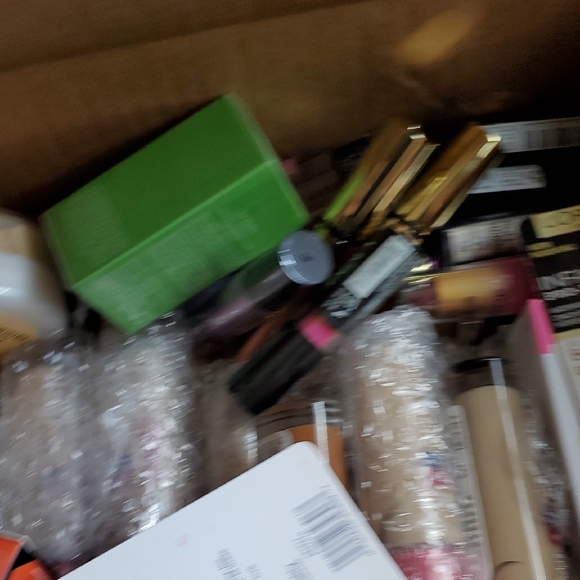 Assorted Makeup Collection - Picture 6 of 7